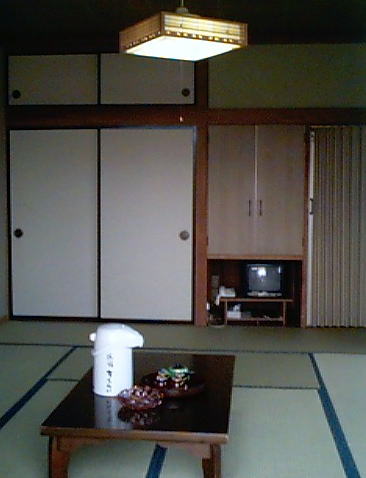 座卓と座布団のある8畳和室